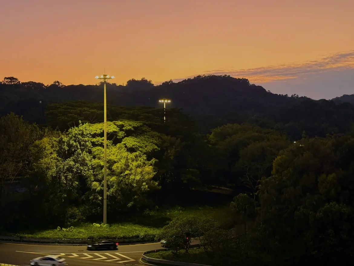 An image of the evening view of Lianhua Mountain in Shenzhen.